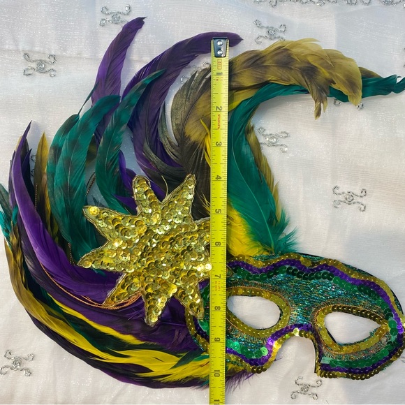 Masquerade Carnival Mardi Gras Mask With Side Feathers - Picture 3 of 3